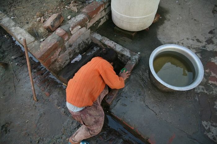 給水が終わった後、少年は残り水を求め歩き続けた