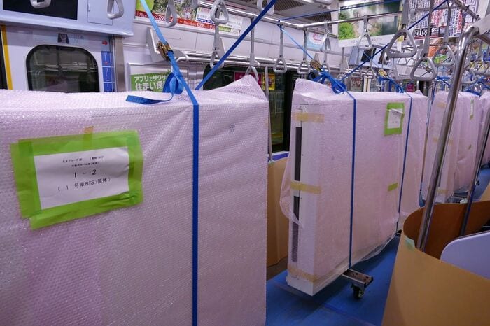 車内の手すりなどに固定されたホームドア