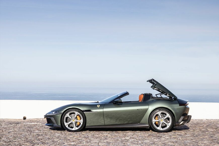 フェラーリの新型車「12チリンドリ・スパイダー」（写真：Ferrari SpA）