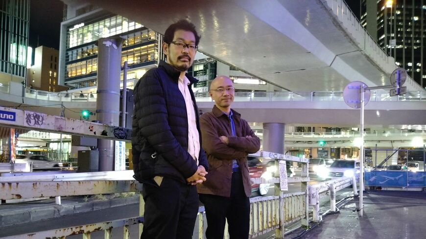 ●石井光太（右）／1977年、東京都生まれ。2005年、『物乞う仏陀』で作家デビュー。 主に事件、文化、社会問題をテーマに執筆活動を行っている。 著書に『絶対貧困』『遺体』『「鬼畜」の家』など多数。『こどもホスピス の奇跡』で新潮ドキュメント賞。 ●開沼博／東京大学大学院准教授・社会学者。1984年生まれ。東京大学卒。同大学院博士課程単位取得。立命館大学准教授などを経て、2021年から現職。近著に『日本の盲点』（PHP研究所）。「漂白される社会＝日本」をテーマにフィールドワークを続け、現代日本の闇を追い続ける（撮影：根本直樹）