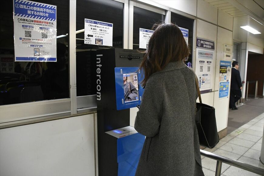東京メトロが改札付近に設置した旅客用の遠隔案内端末。IP通信アプリ「バディコム」を活用している（記者撮影）