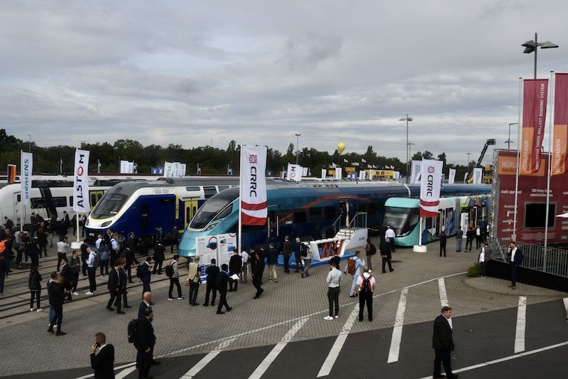 2024年にドイツ・ベルリンで開かれた国際鉄道見本市「イノトランス」で中国中車（CRRC）が展示したART（右）（記者撮影）