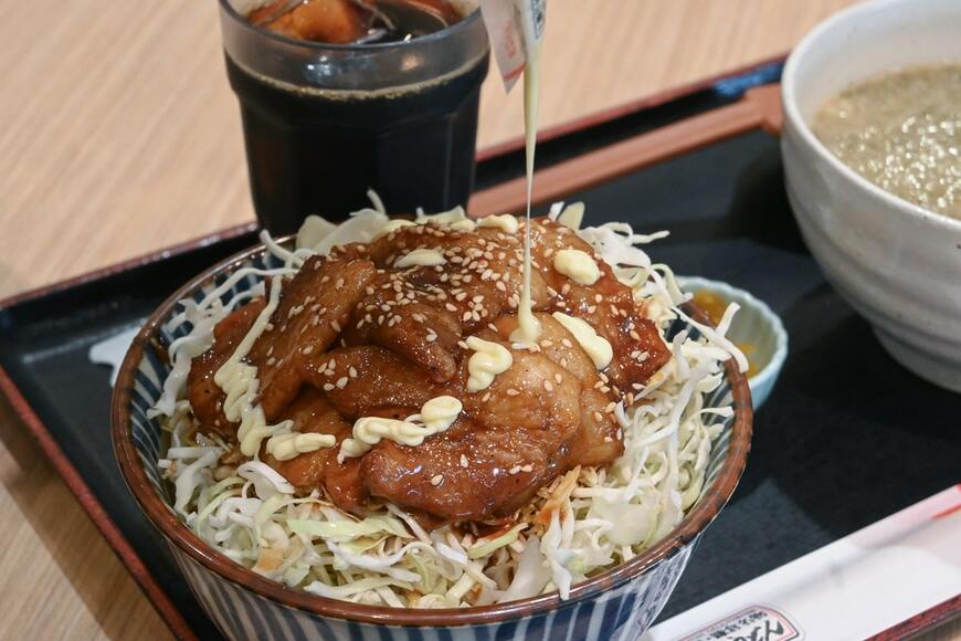 バラ丼にマヨネーズをかけると、味わいはより濃厚に。それでいて、付け合わせのキャベツが後味をサッパリさせてくれる（撮影：大澤誠）