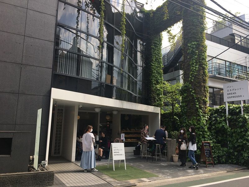 裏原宿にあるパンとエスプレッソと1号店は平日昼間でも満席の賑わい（筆者撮影）