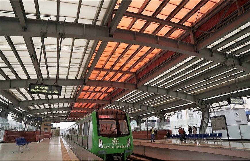 大きな屋根で覆われたホームと列車（写真：Shimpei）