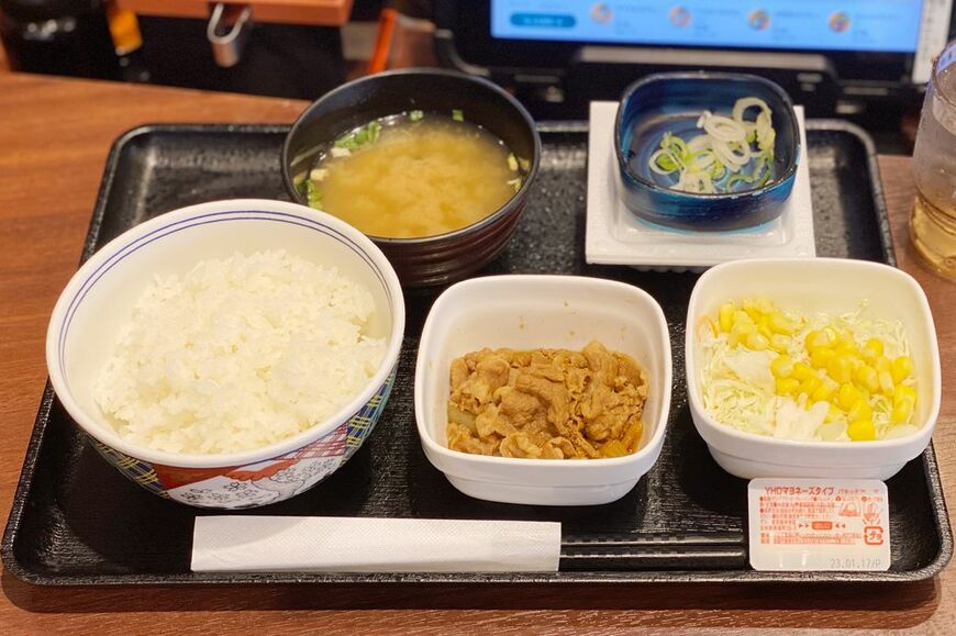 あれもこれもお盆に載せた、大人のお子様ランチ的な和定食（写真：筆者撮影）