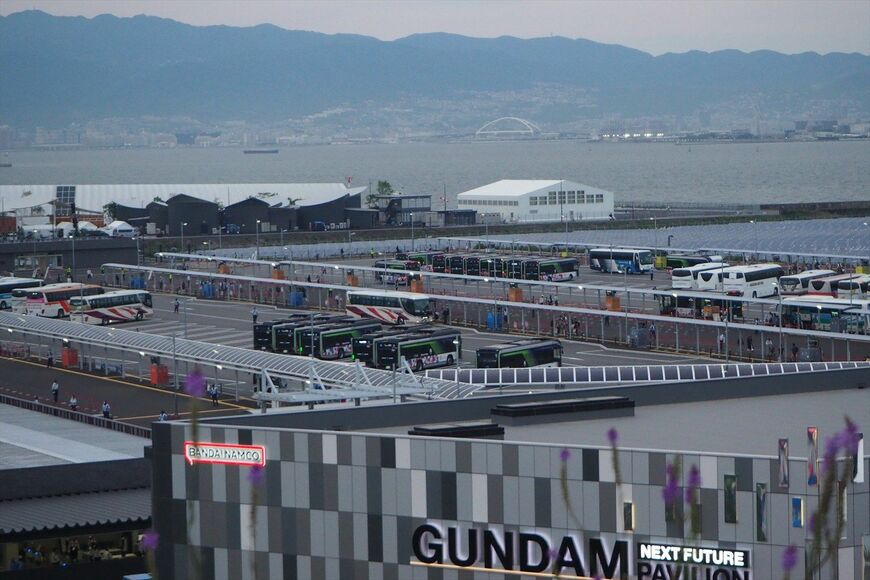 大屋根リングから見下ろせる西ゲート前のバス乗り場（筆者撮影）