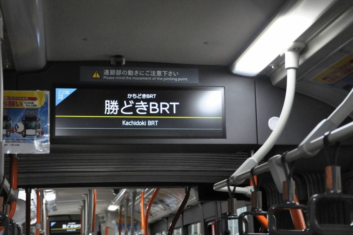 連節バス車内のデジタルサイネージ