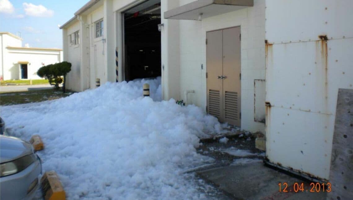 嘉手納基地での泡消火剤漏洩事故