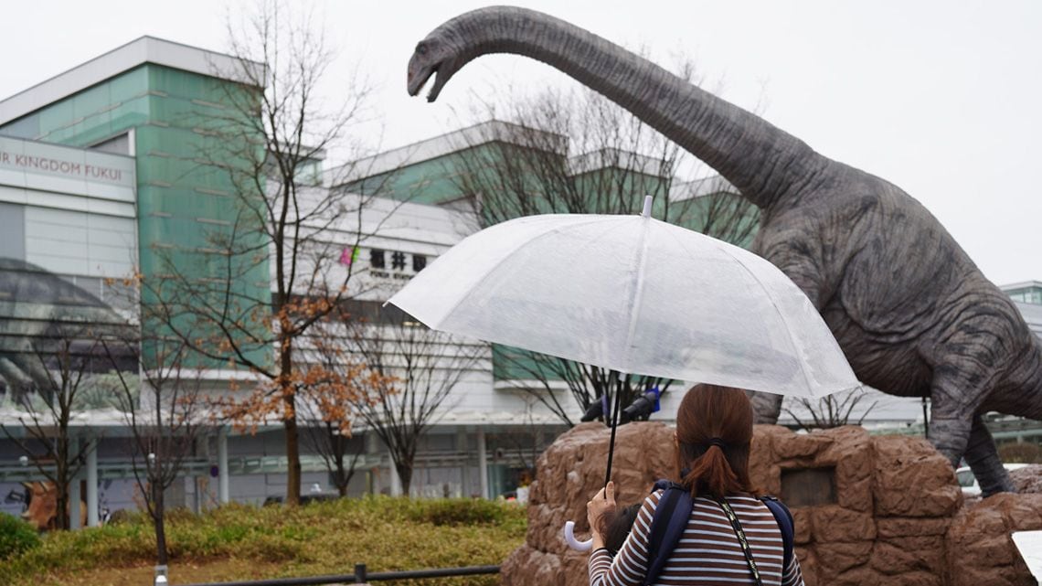恐竜のモニュメントが設置されている福井駅前