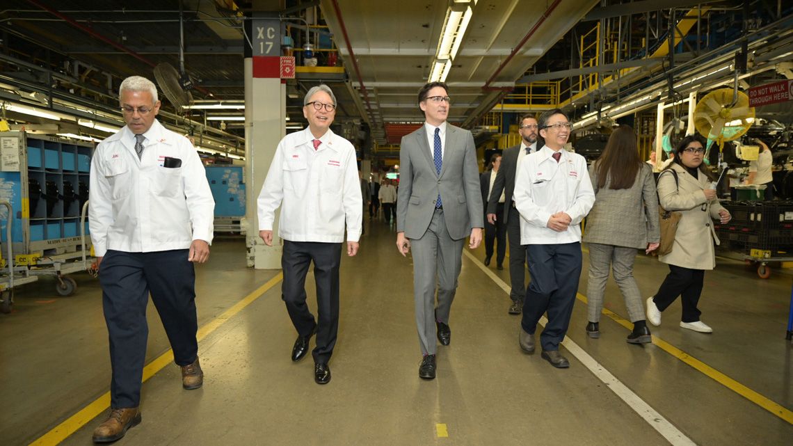 工場内を視察するカナダのトルドー首相と三部社長