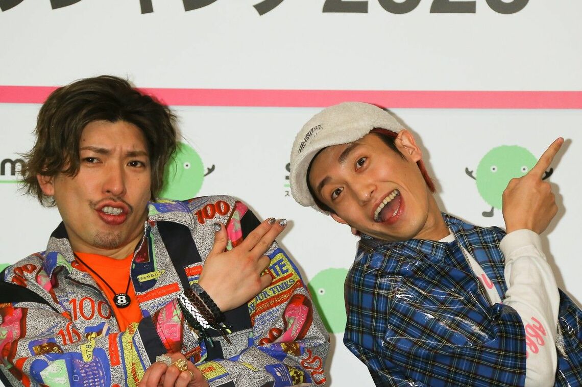 お笑いコンビEXITの兼近大樹とりんたろー。