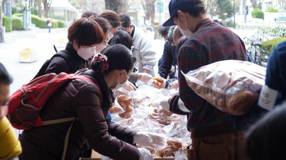 毎週土曜日に新宿都庁下で行っている食料品配布の様子(提供/認定NPO法人自立生活サポートセンター・もやい)