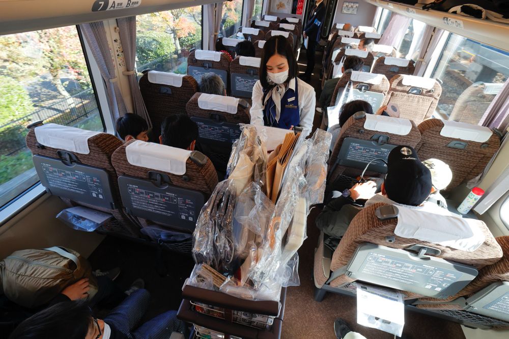 ツアーでは車内販売も。岡山エリアを走る観光列車「ラ・マル・ド・ボァ」の販売員は岡山から出張（写真：村上悠太）