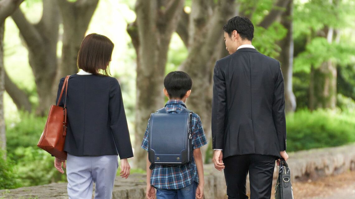 小学生の息子と両親