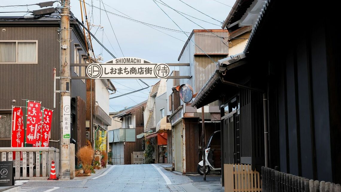 瀬戸田港から耕三寺に続く、しおまち商店街（写真：村上悠太）