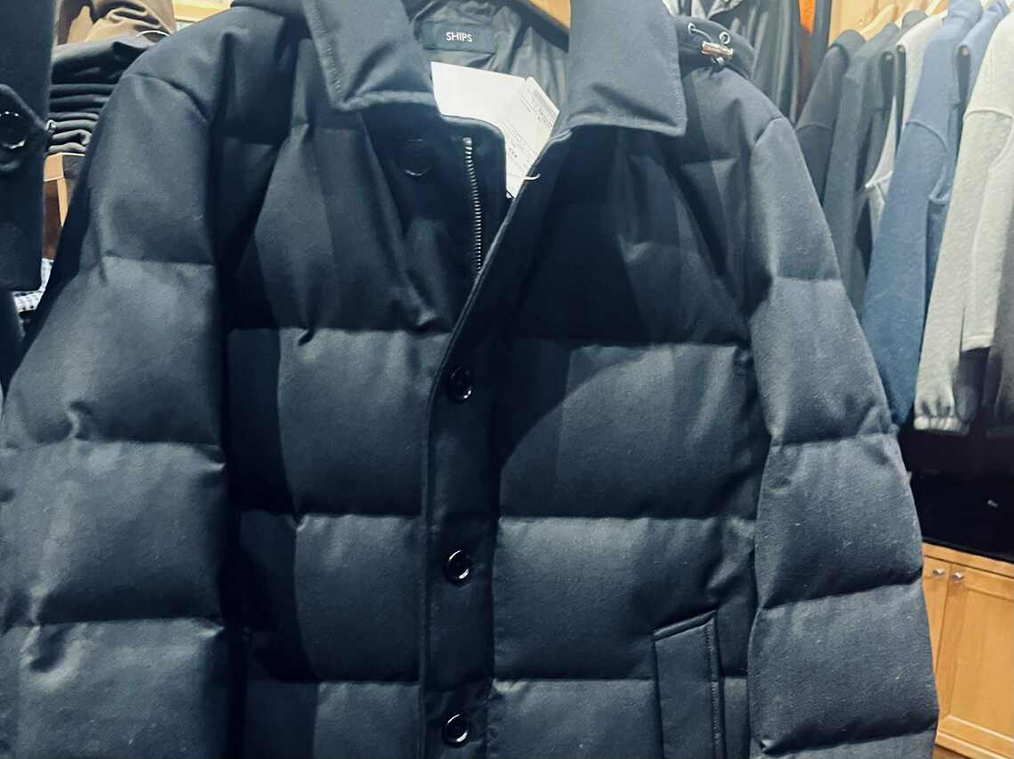 ウールライクな表地でボタンあるダウンジャケット（写真：筆者撮影）