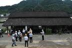 坂本駅舎のホーム側。線路は盛り土でかさ上げされた