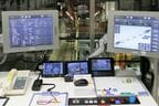 窓の先の機械室越しに乗り場が見える
