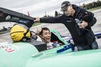 総合優勝が決まり、コックピットで喜ぶ室屋選手