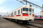 3000系は両開きの3ドア車。ドア間に