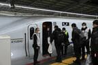 8両編成のN700系に乗車する参加者たち