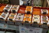 浜松駅構内「エキマチWEST」にある自笑亭の売り場に並ぶおに弁（筆者撮影）