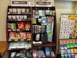 レジ前には有料販売コーナーもあった（著者撮影）