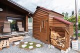 Hさんご夫妻の新居の庭に建てられたサウナ小屋。デッキの奥には浴室があり、すぐに冷水浴ができる（写真：『小屋の時間』）