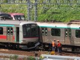 東急田園都市線の衝突脱線事故で、衝突して破損した回送列車（左）と各駅停車の車両＝2025年10月6日（記者撮影）
