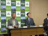 2026年3月26日の生物多様性専門部会後、取材に応える岸本年郎部会長（左）と地質構造・水資源専門部会の森下祐一部会長（記者撮影）