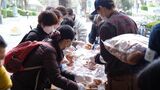 毎週土曜日に新宿都庁下で行っている食料品配布の様子（提供／認定NPO法人自立生活サポートセンター・もやい）