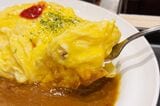 モーニングオムレツカレーは、まろやかな卵の甘みがカレーのスパイスをやわらげ、朝でも食べやすい優しい味わい（写真：筆者撮影）