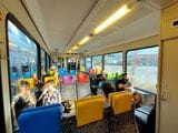 ローカル列車もすべてクロスシート（筆者撮影）