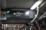 連節バス車内のデジタルサイネージ＝2020年9月（記者撮影）