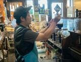 ポエム各店舗で提供しているコーヒーは山﨑さんが焙煎した豆を挽き、サイフォンで淹れている（著者撮影）