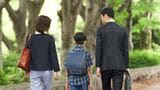 小学生の息子と両親