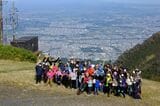 2022年の10月には、札幌の手稲山（標高1023m）に登り、山頂で10月12日生まれの父の卒寿を祝った。ここでも多くの仲間と楽しい時間を共有した（写真：『諦めない心、ゆだねる勇気 老いに親しむレシピ』）