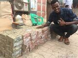 街中で大量に売られている独自通貨ソマリランド・シリング（写真：著者提供）