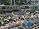 2025年4月に田町駅付近で行われた山手線・京浜東北線の線路切り替え工事の様子。この際は両線の一部区間を運休した＝2025年4月（記者撮影）