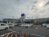 茂原駅から車で約7分のロードサイドにあり、広い駐車場を完備した「茂原ショッピングプラザアスモ」（筆者撮影）