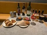 肉にパフェに酒、文字通り酒池肉林である（筆者撮影）