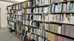 NHK『税金で買った本』のモデルとなった《全国2位の大学図書館》が話題…日本中に"すごい図書館"が増殖中のなぜ