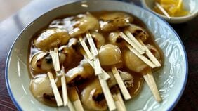 ｢祖父に預けたヒヨコが"鳥刺し"に｣｢フェリーに乗ったら即うどん｣…ジモト民が《黒豚･黒牛より愛する》鹿児島グルメ