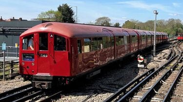 英国王の戴冠式､ロンドン地下鉄の｢粋なお祝い｣ 80年前の旧型電車で