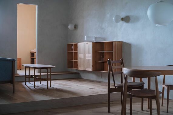 丸テーブルとチェア、棚