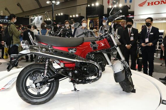 第49回 東京モーターサイクルショーで発表されたホンダの新型車ダックス125（筆者撮影）
