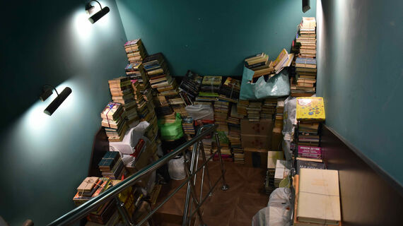 書店の地下に山積みされるロシア語書籍