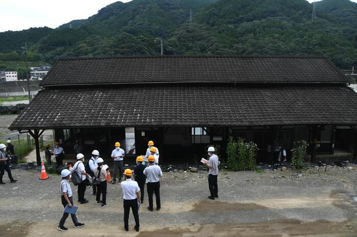 坂本駅舎のホーム側。線路は盛り土でかさ上げされた
