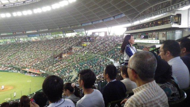 観客席を回るブルーレジェンズ